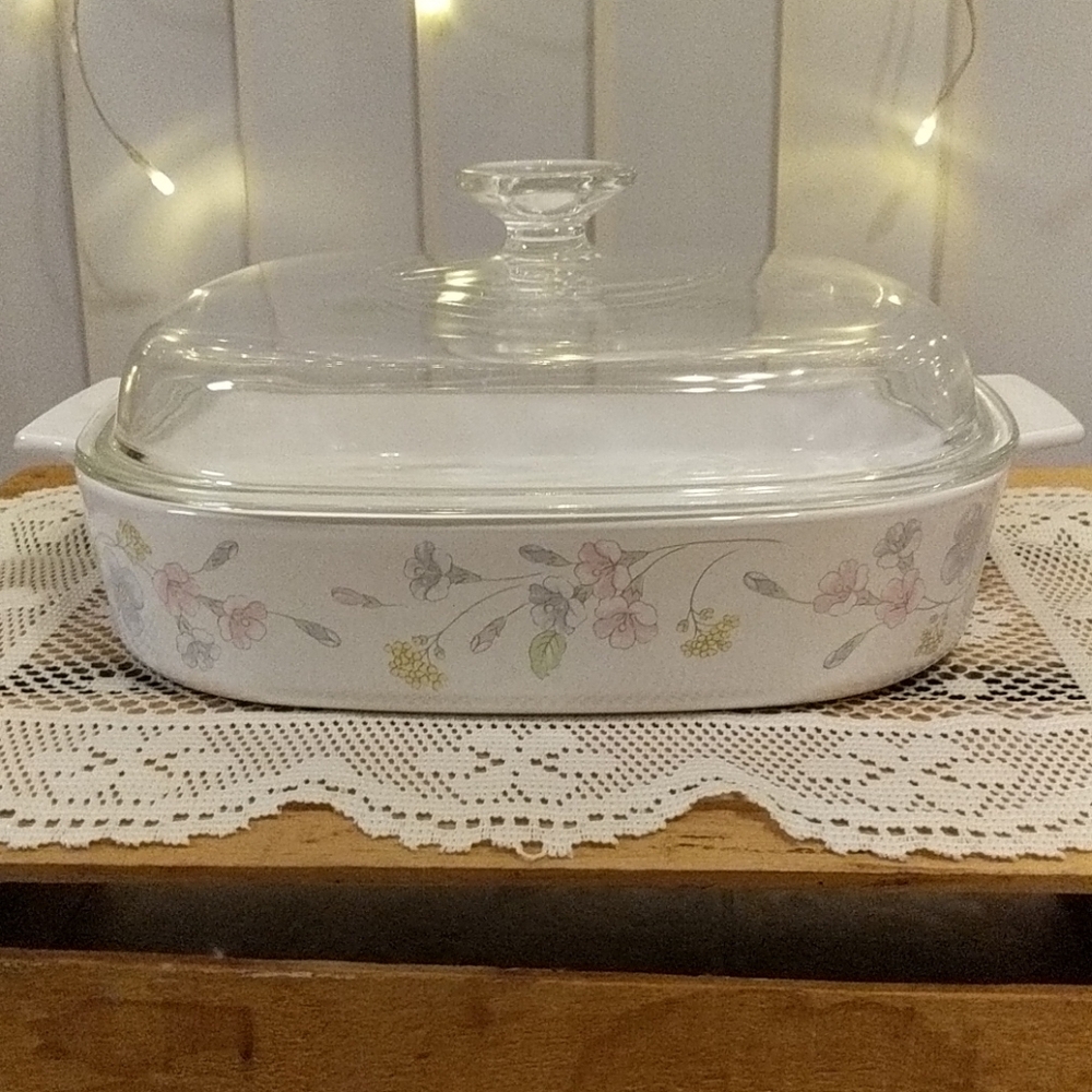 Vintage, Corning Ware casserole dish 2.5 liter